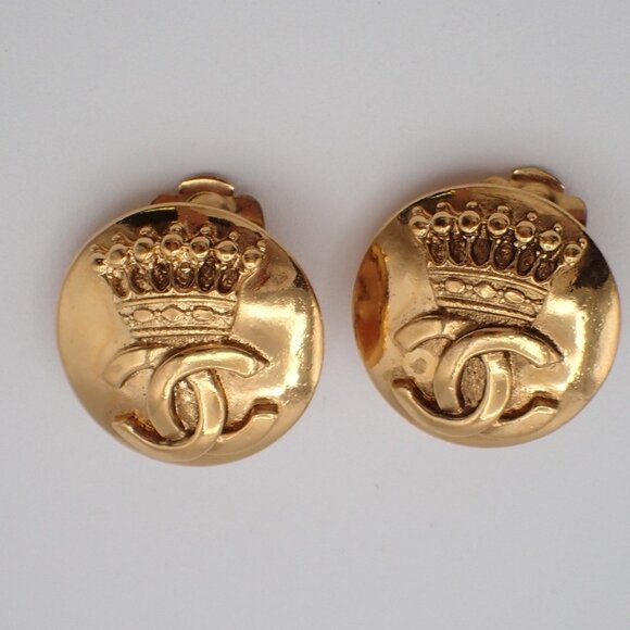 CHANEL CC Logo Round Button Earrings 96A Clip-On Gold GHW France Vintage - Picture 1 of 9